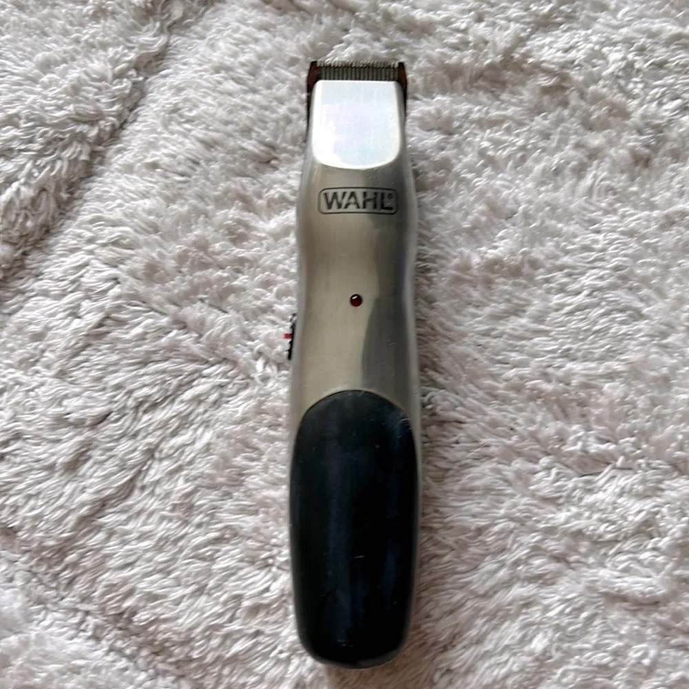 Wahl corded or cordless trimmer. Come with charger but no guards